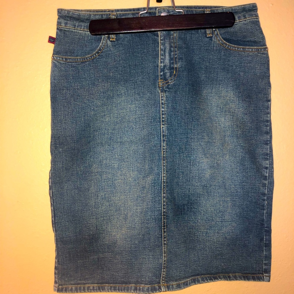 Adorable stretch jean skirt w/back slit